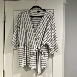 Ann Taylor Factory kimono style top.  Black and cream.  Size XL.